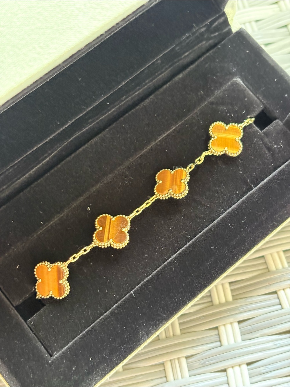 18 KARAT CLOVER TIGER EYE BRACELET 6.5 INCHES